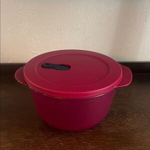 Tupperware vent and serve container with Lid